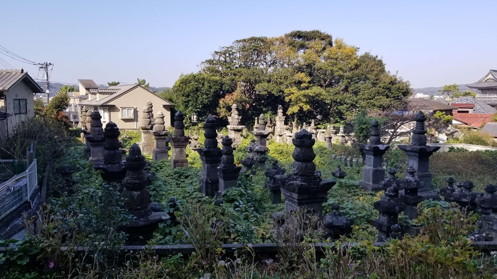 光明寺近くにある日向藩内藤家の墓