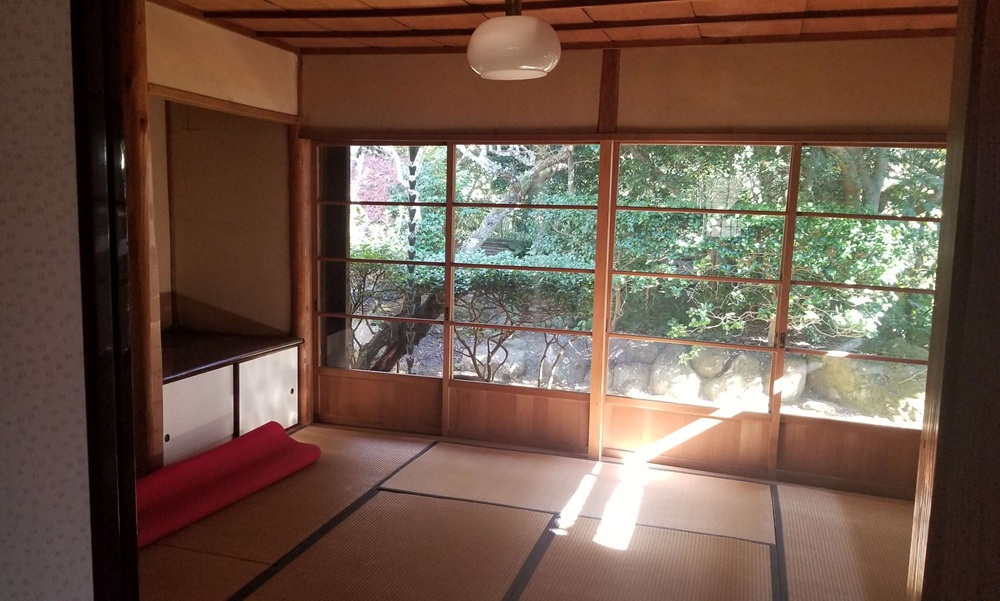 旧山本条太郎別荘の2階の奥の部屋　明かりがさしている