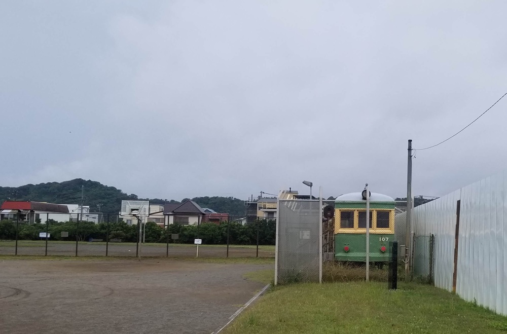 由比ガ浜の海浜公園に置かれている江ノ電107形
