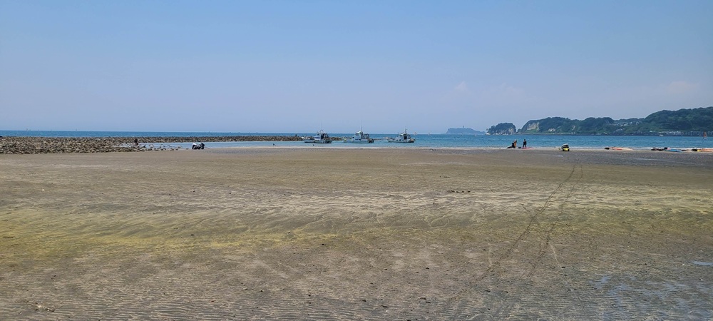 潮が引いて海面下の地面が見えている和賀江島