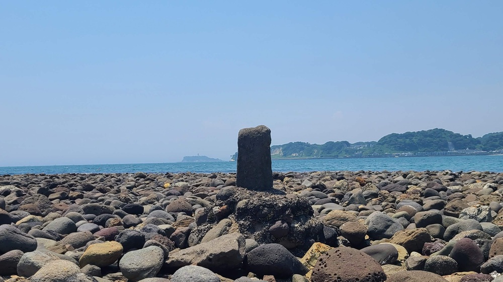 潮が引いた時に出てくる和賀江島の長方形の石碑