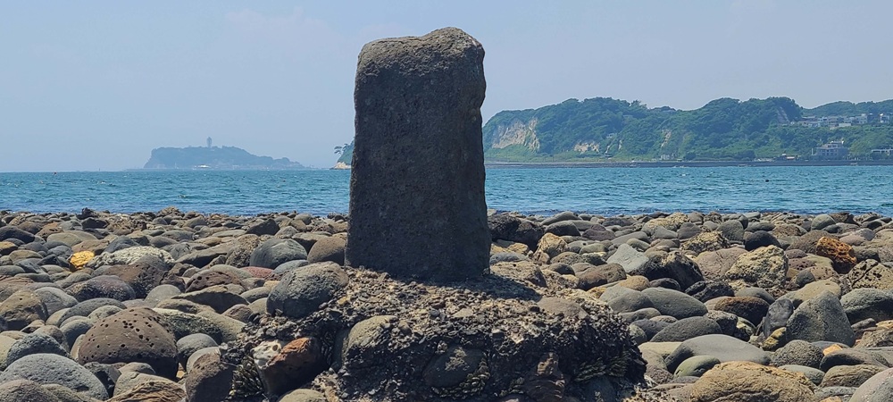 潮が引いた時に出てくる和賀江島の長方形の石碑の近景