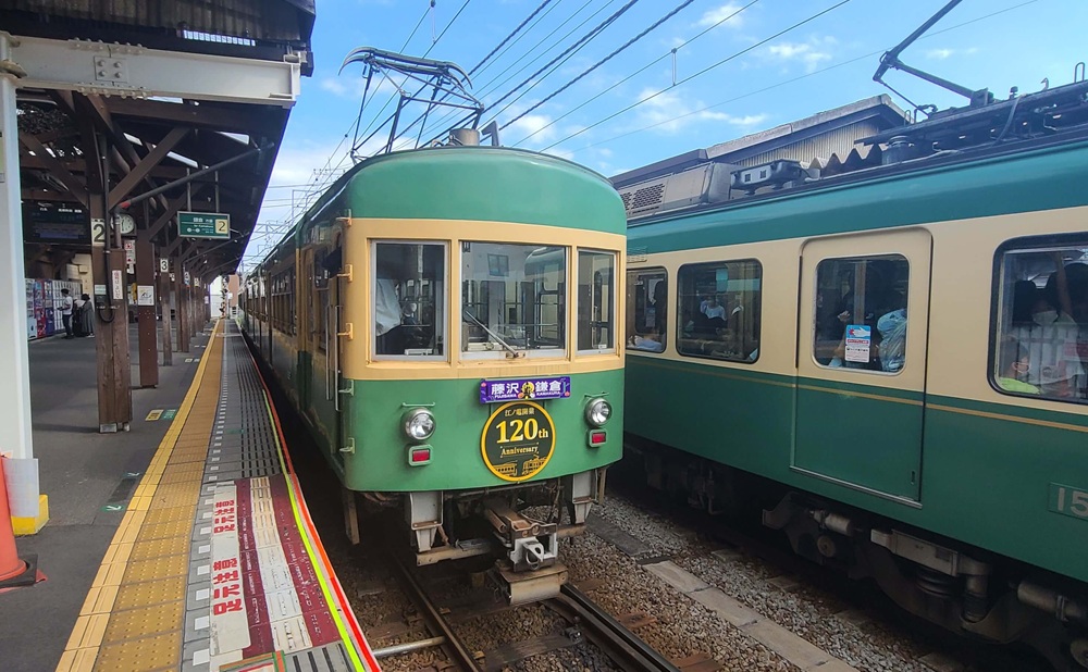 長谷駅に泊まっている江ノ電