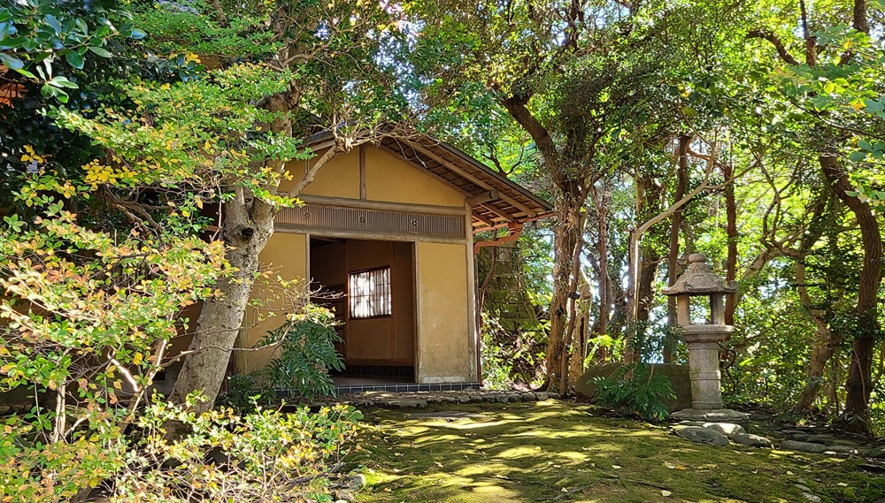 旧山本条太郎別荘の玄関を庭から見た様子