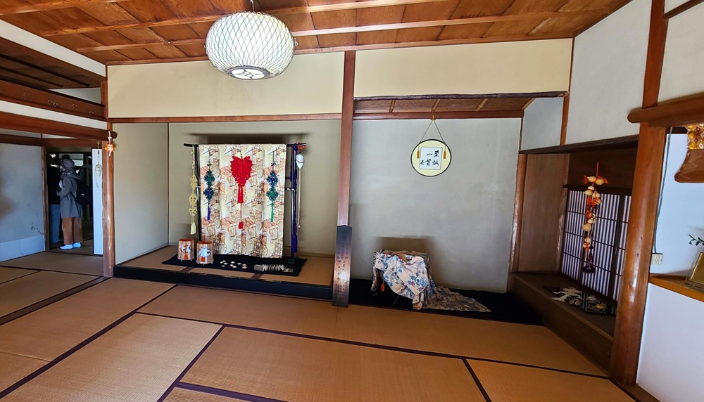 旧山本条太郎別荘の2回の畳の部屋　着物が架けられている