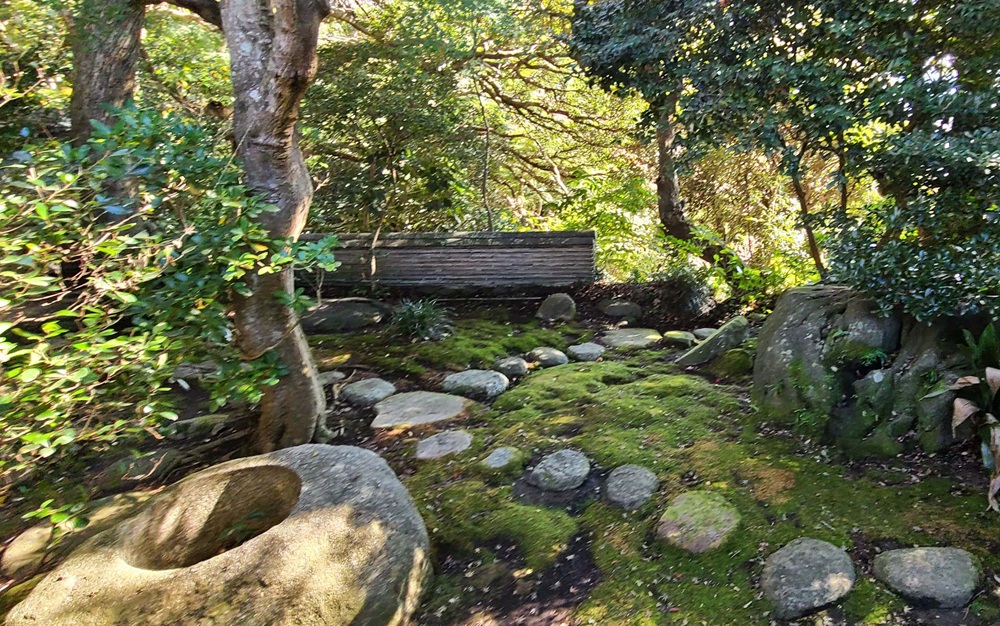 旧山本条太郎別荘の庭　石が引き詰められている