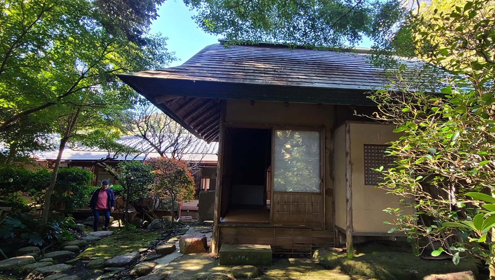 旧山本条太郎別荘の2建物の奥の入り口