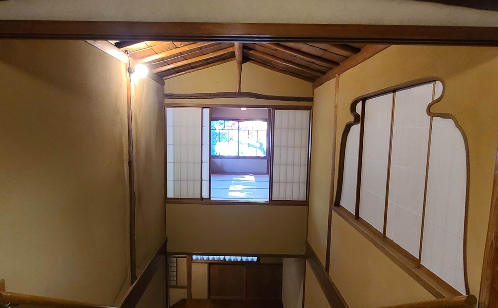旧山本条太郎別荘の2回から1回を眺めた様子