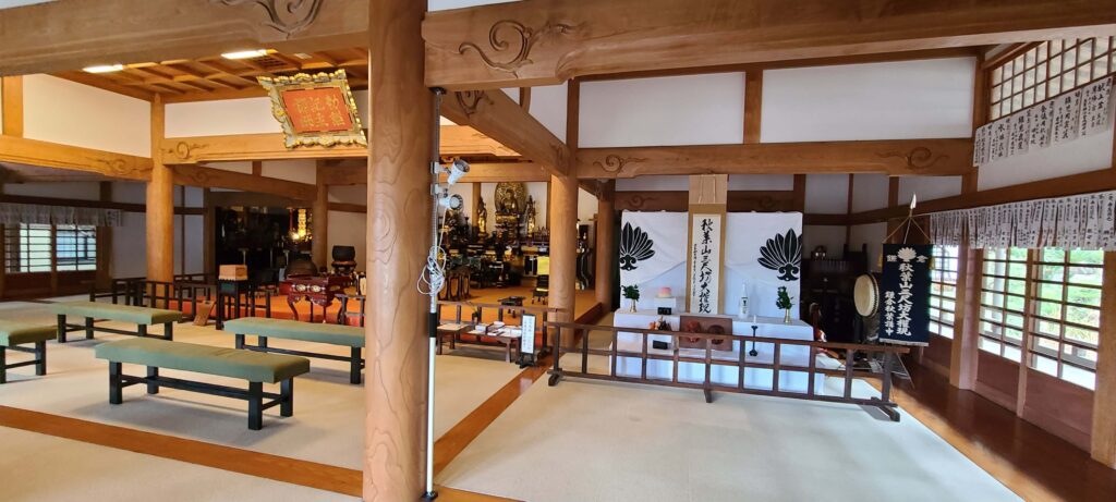 秋葉大権現例祭時の開山堂に設置された神棚