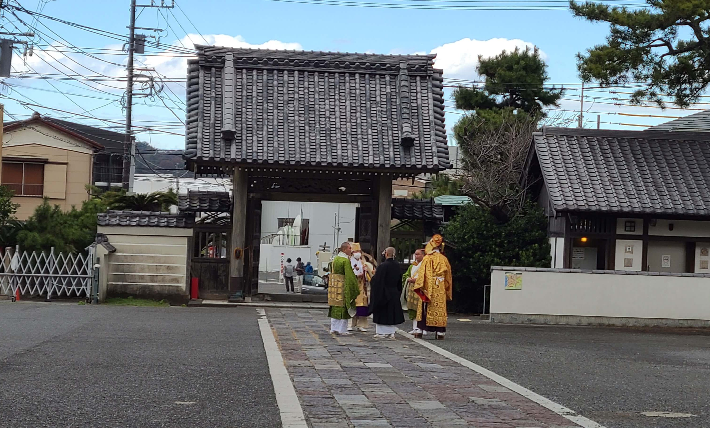 光明寺の総門に集まる天狗や僧侶たち