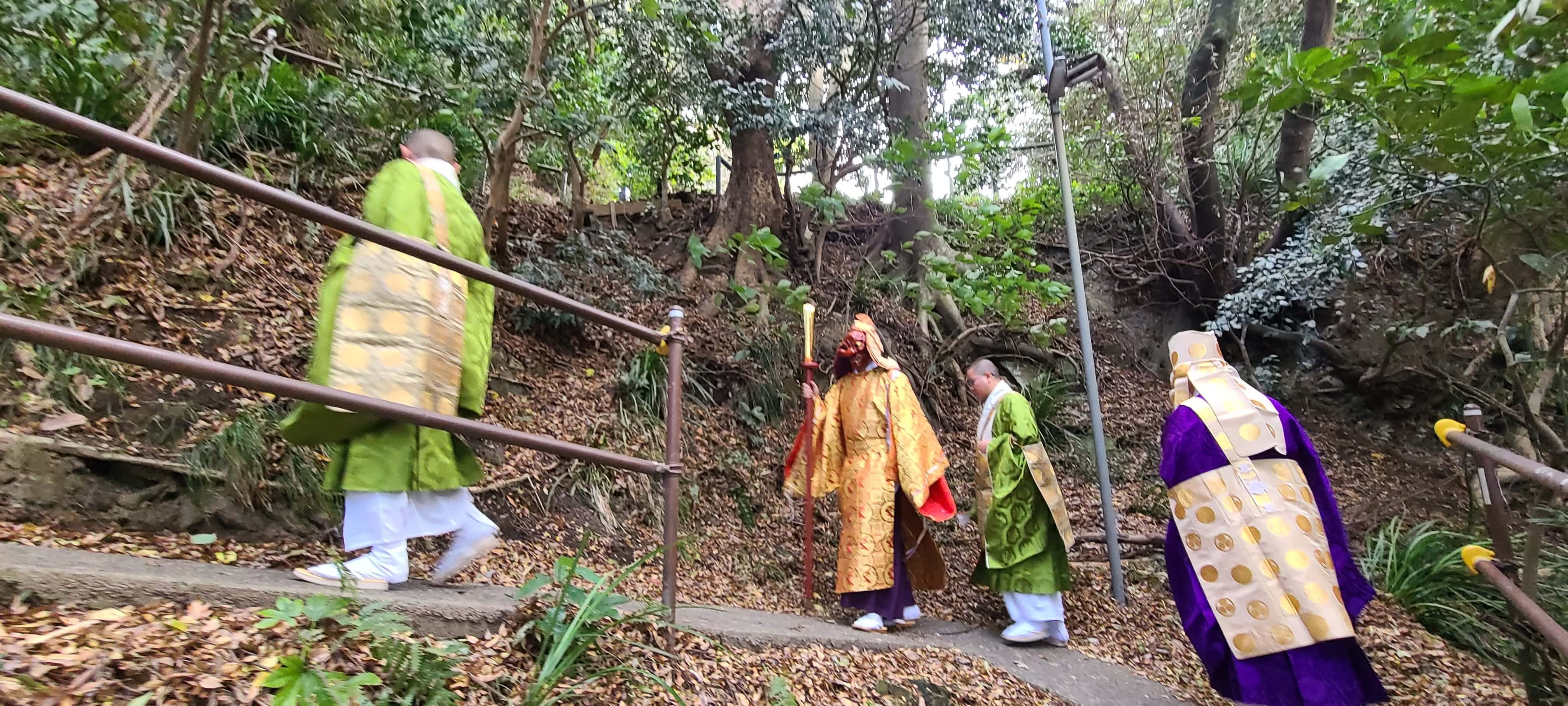 秋葉山に登る天狗と僧侶たち