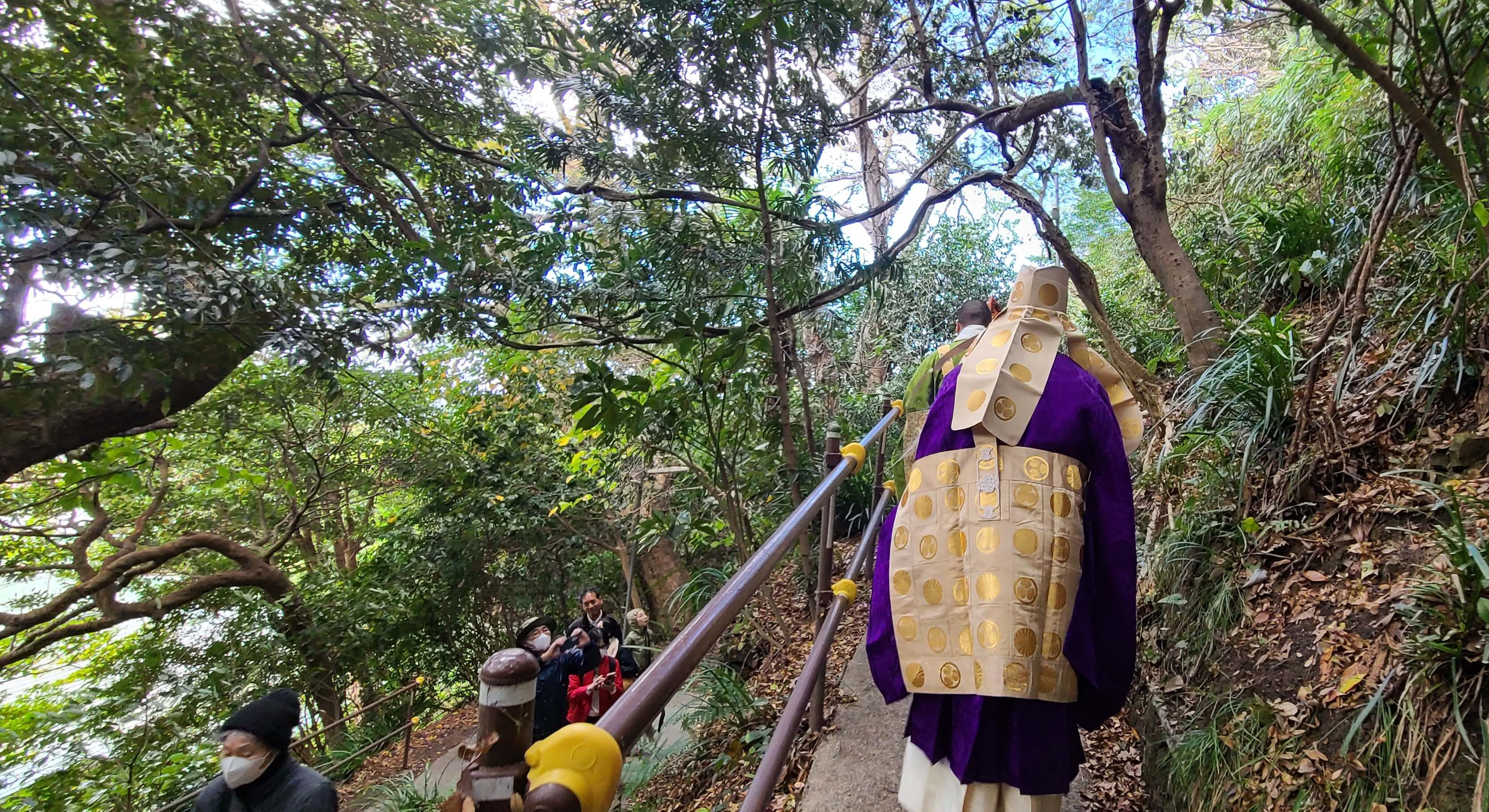 秋葉山に登る天狗と僧侶たち