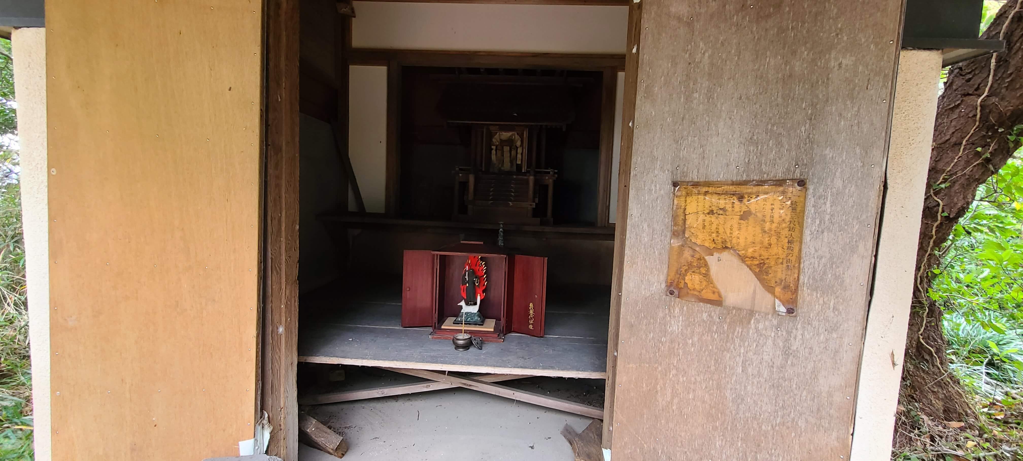 例祭時の秋葉大権現の祠 扉は開いている