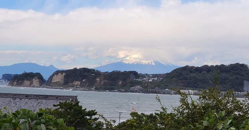 光明寺裏山から富士山を眺めた写真 富士山の山頂に雲がかかっている