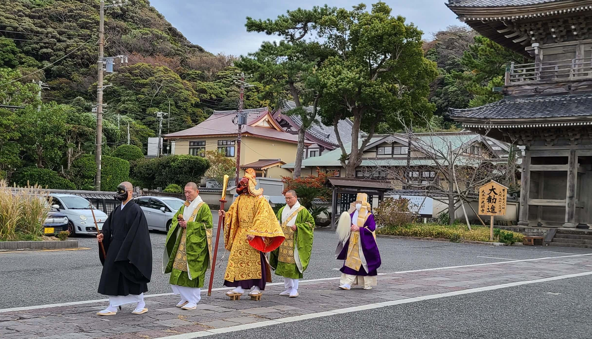 法要が終わり山門まで戻ってきた天狗と僧侶たち