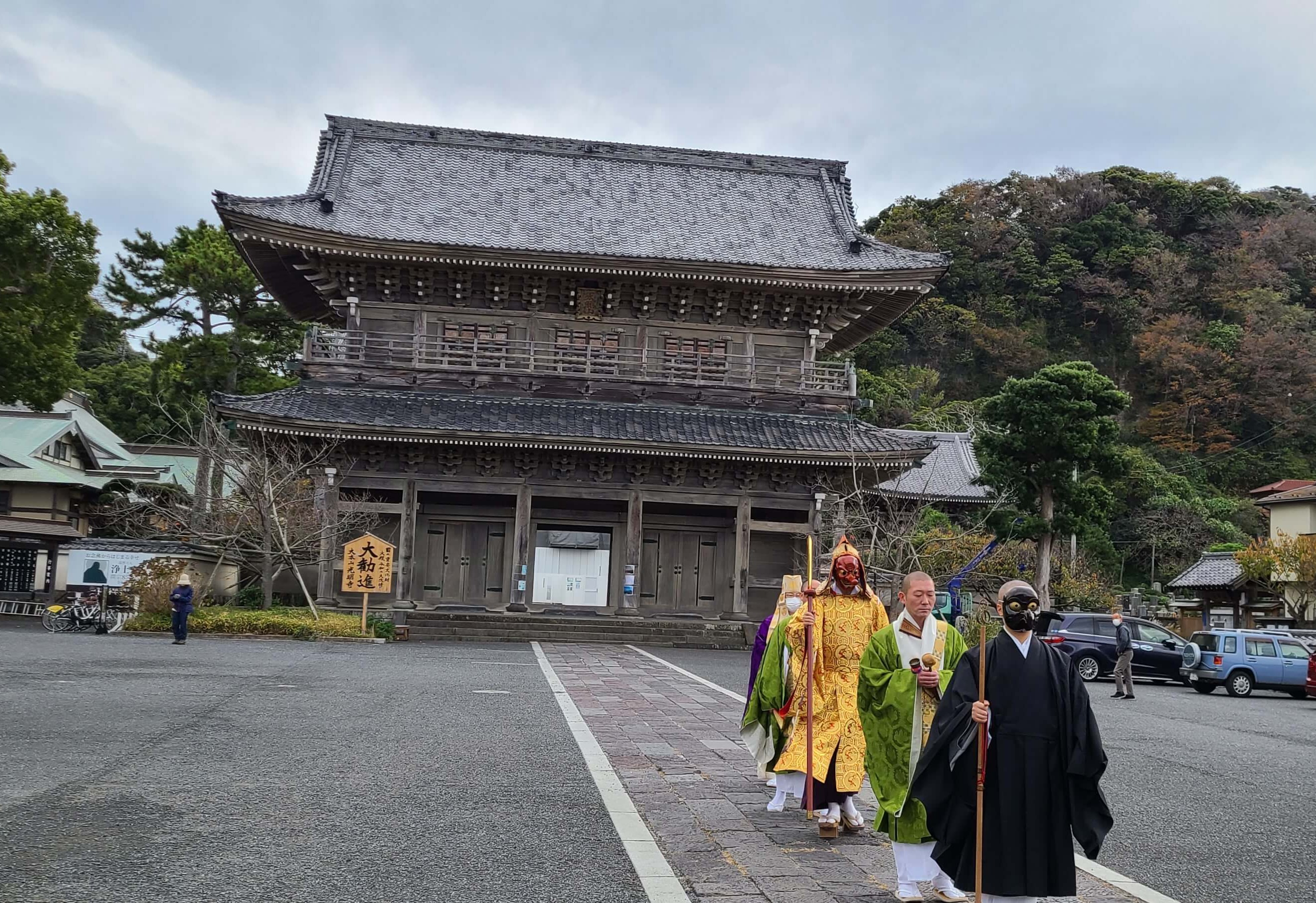 法要が終わり山門まで戻ってきた天狗と僧侶たち