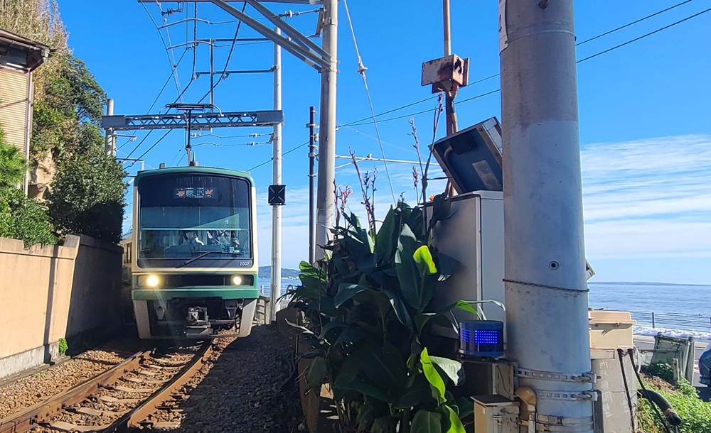 海岸沿いから内陸に腰越駅のほうへ走る江ノ電