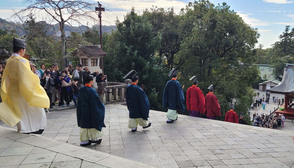 鶴岡八幡宮　新嘗祭　神事が終了して階段を下りる神職たち