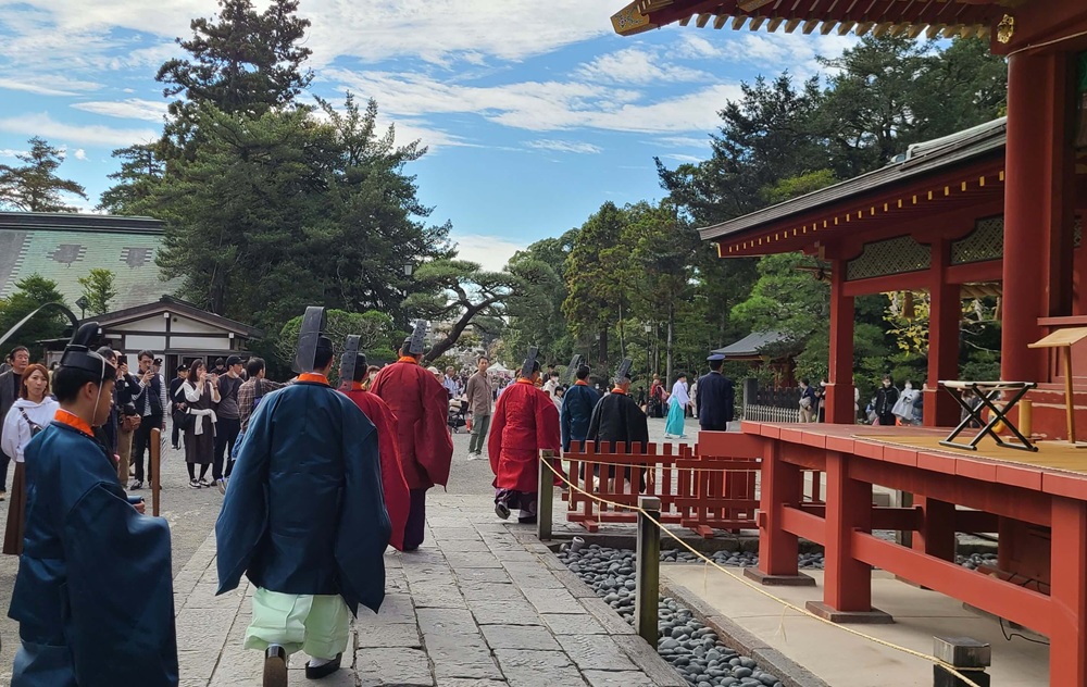 鶴岡八幡宮　新嘗祭　神事が終了し今宮に参拝したあと舞殿の横を通る神職たち
