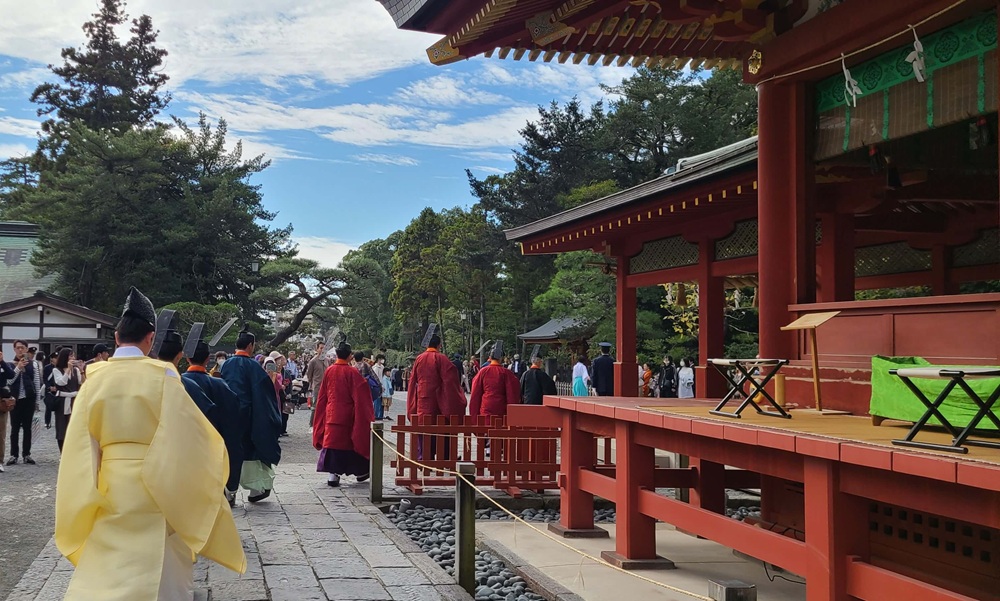 鶴岡八幡宮　新嘗祭　神事が終了し今宮に参拝したあと舞殿の横を通る神職たち