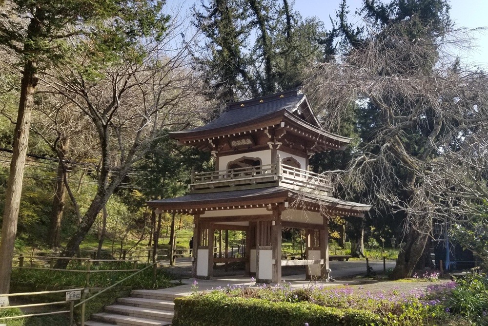 浄智寺の有名で珍しい花頭窓の鐘楼門