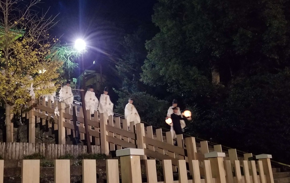 鶴岡八幡宮　御鎮座記念祭　神事が終了し階段を下りてくる神職たち