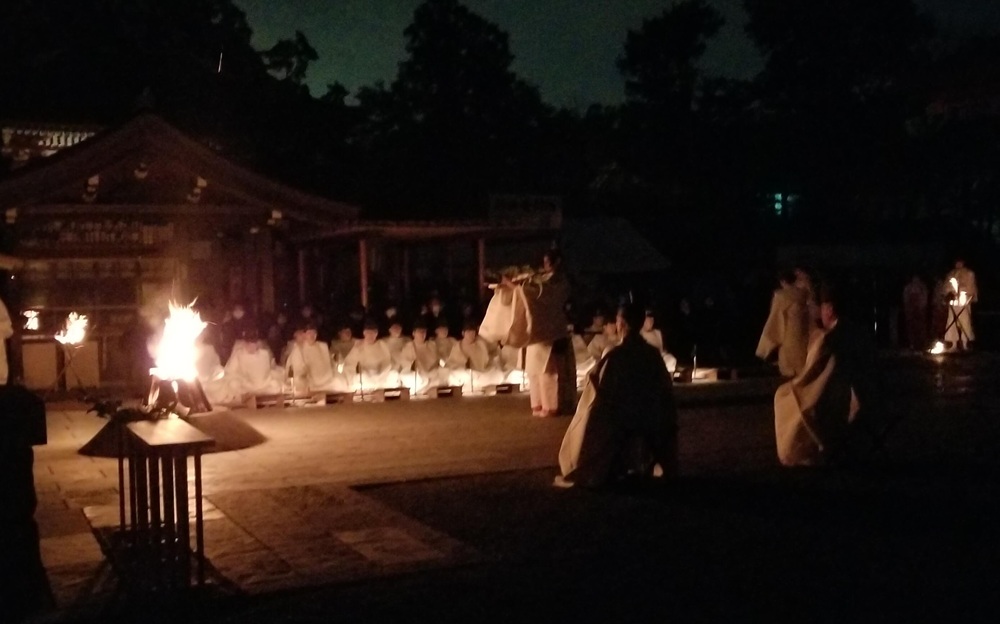 鶴岡八幡宮　御鎮座記念祭　神楽を開始するために篝火が焚かれている