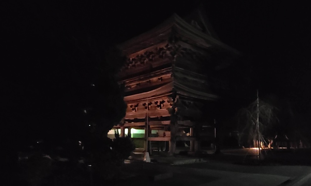 建長寺の1月1日0時32分の様子 フラッシュをたかず撮った暗い様子