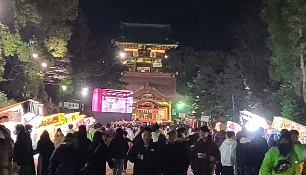鶴岡八幡宮の年始0時47分の様子 多くの参拝者でにぎわっている