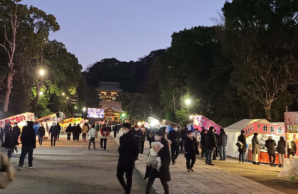 朝6時25分の鶴岡八幡宮参道の様子 多くの参拝客が見える