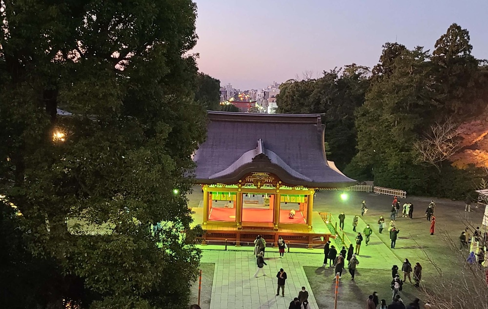元旦の6時29分のライトアップされている舞殿の様子