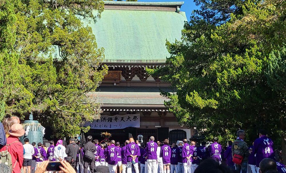 円覚寺 60年に1度の「おおがねまつり」氏子たちが本堂に集まっている様子