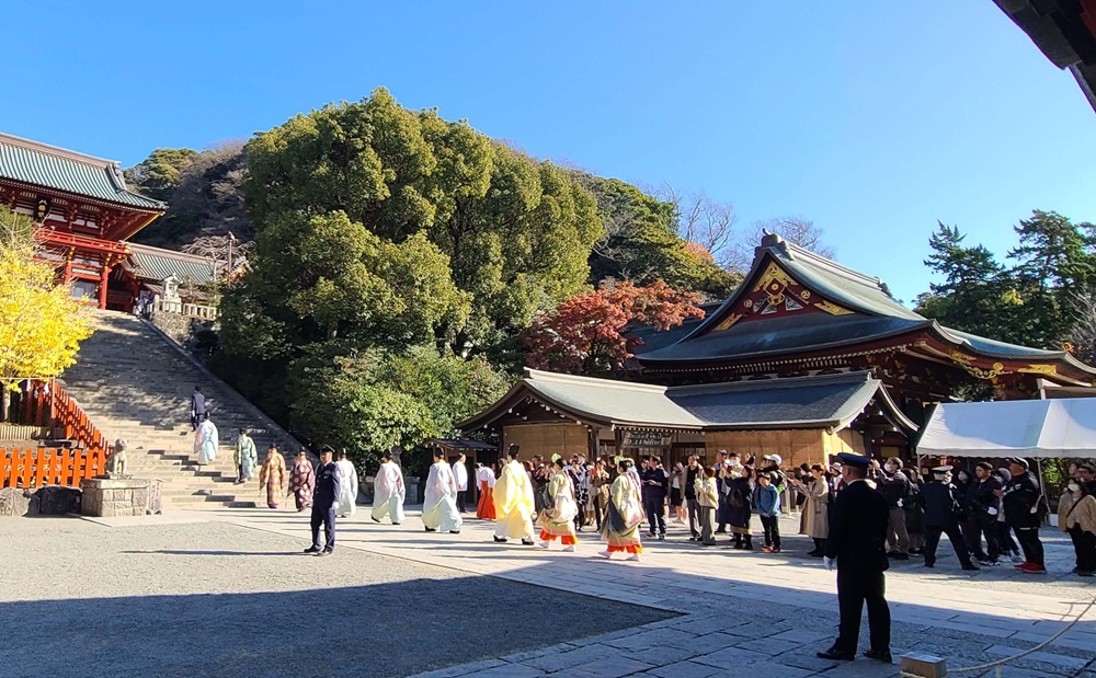 鶴岡八幡宮地久祭　遙拝所から本宮へ向かう神職たちが階段を登る