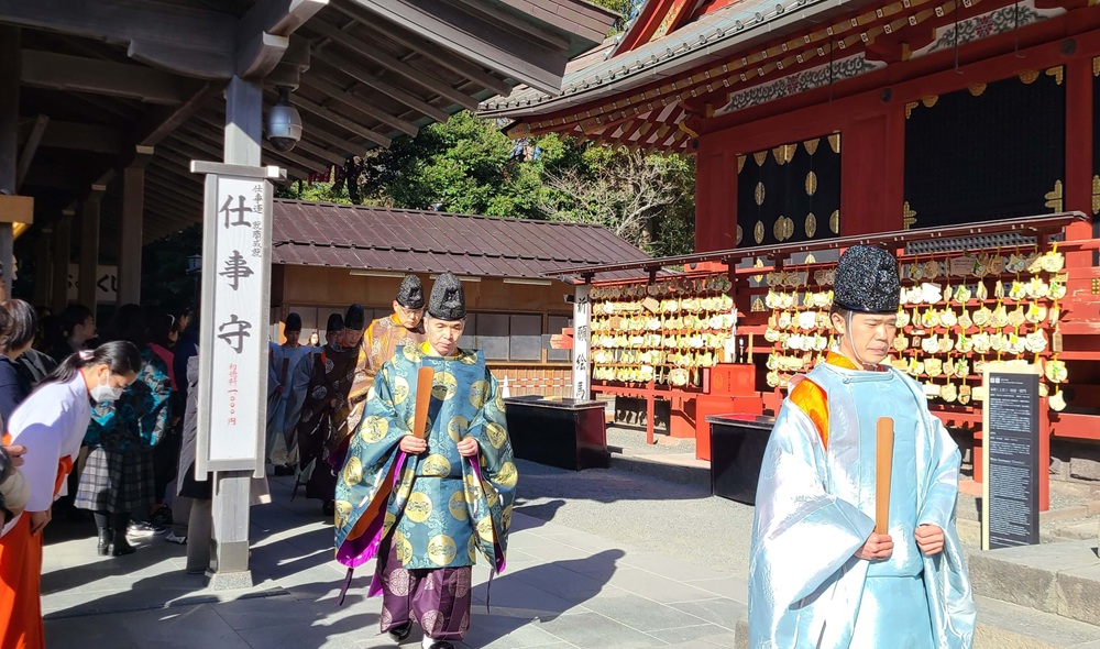 地久祭が終了して本宮から出てくる神職たち