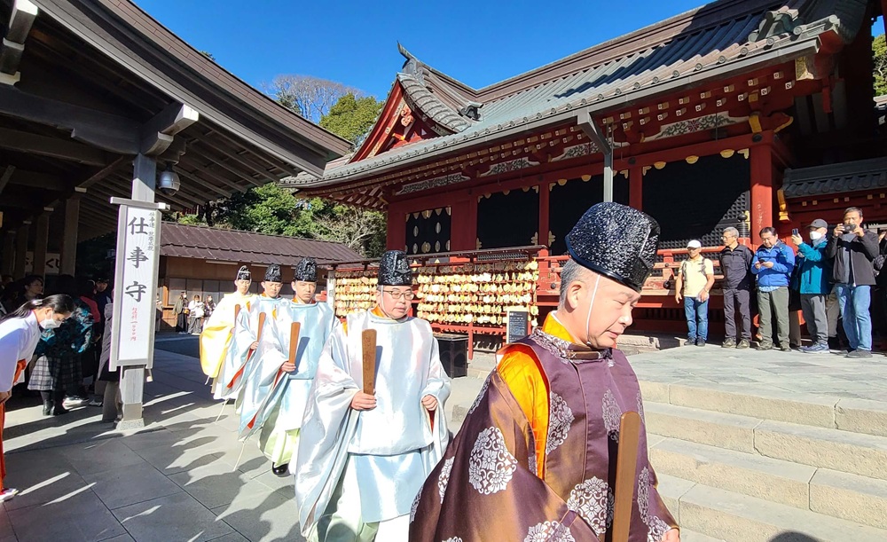 地久祭が終了して本宮から出てくる神職たち