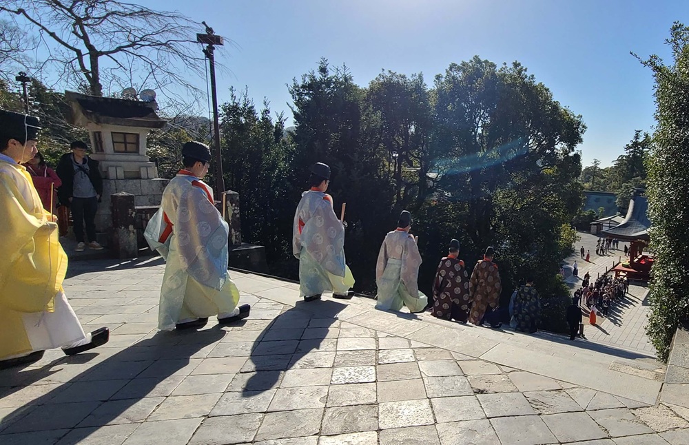 地久祭が終了して本宮から出てくる神職たちが階段を下る様子