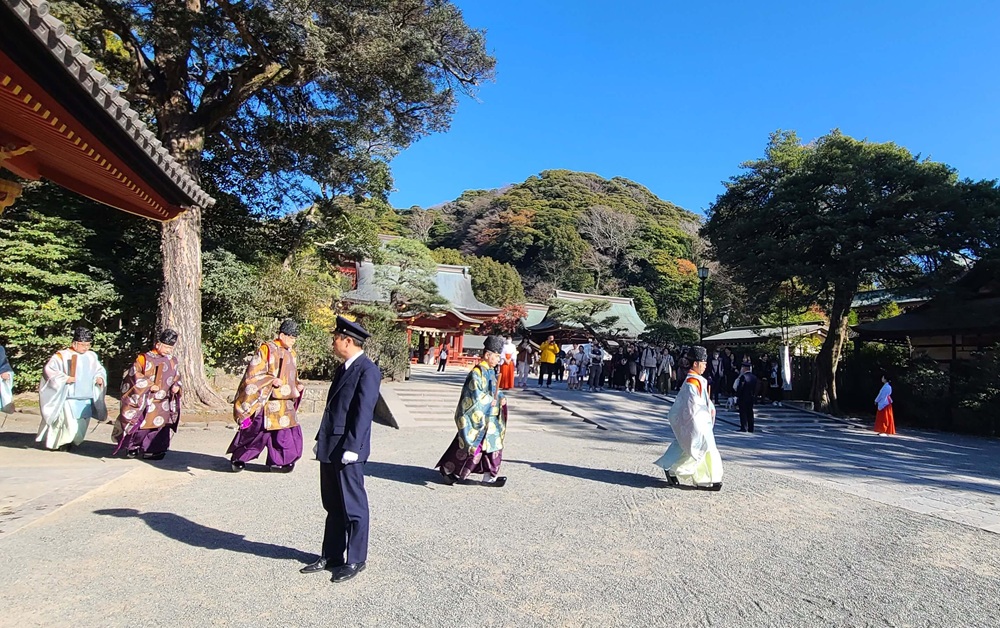 地久祭が終了して祖霊社を参拝した神職たち