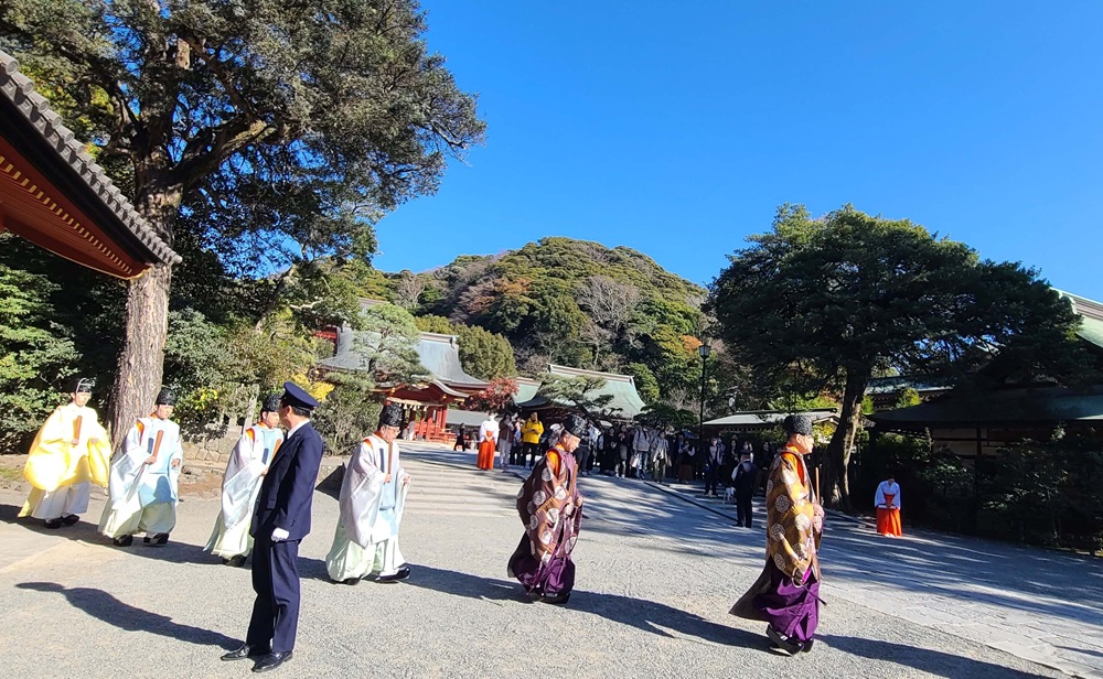 地久祭が終了して祖霊社を参拝し社務所へ戻る神職たち