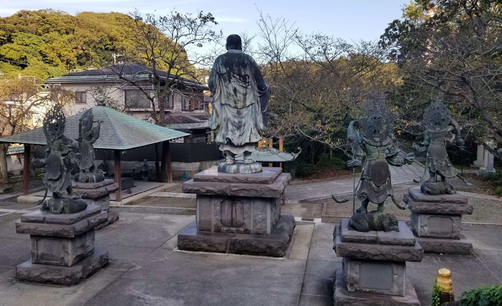 長勝寺 日蓮聖人と四天王の銅像 斜め後ろから