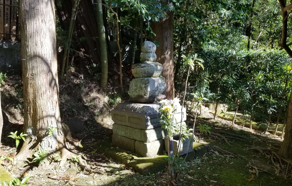 鎌倉常楽寺の裏山にある木曽義高の木曽塚