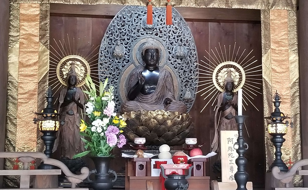 鎌倉常楽寺の本堂内の阿弥陀如来像