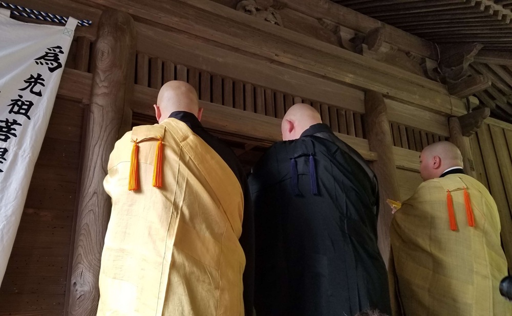 鎌倉常楽寺　文殊祭に参加している僧侶たち