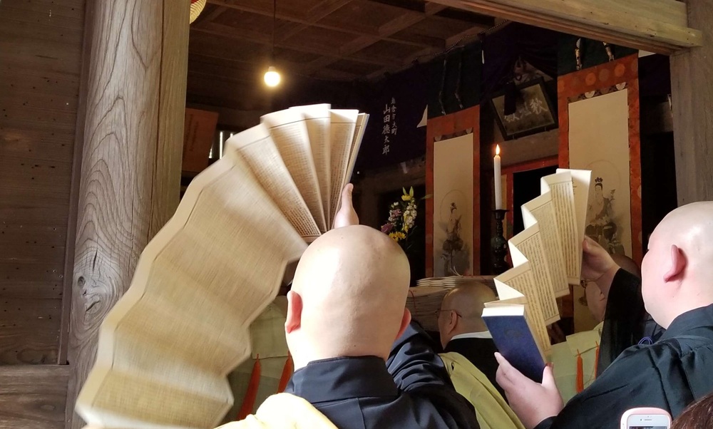 鎌倉常楽寺　文殊祭に参加している僧侶たちのよる転読の様子