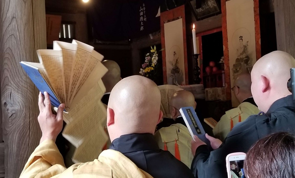 鎌倉常楽寺　文殊祭に参加している僧侶たちのよる転読の様子