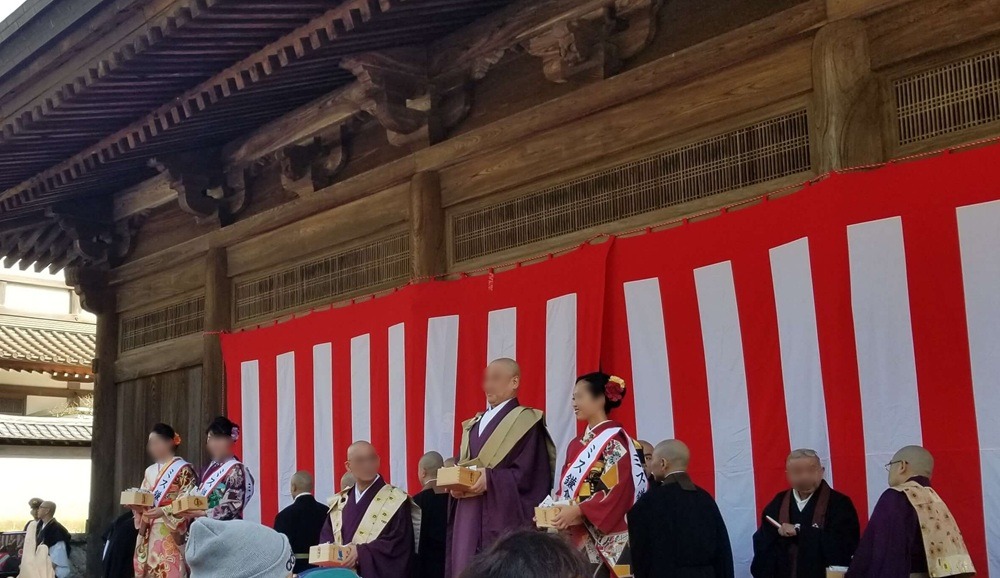 建長寺節分祭祭で豆を撒く前の様子