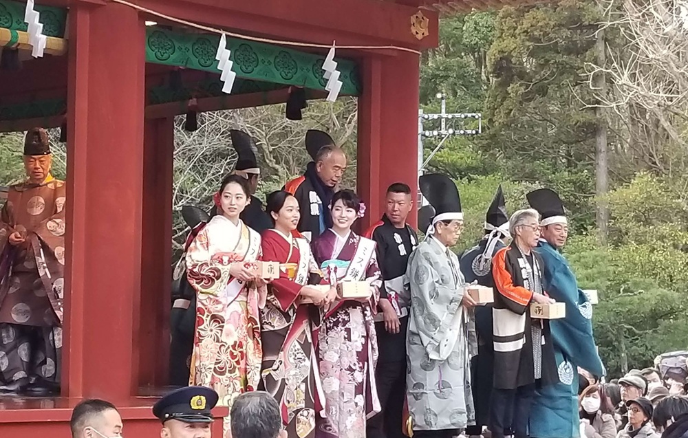 鶴岡八幡宮節分祭　舞殿から豆を撒く人達