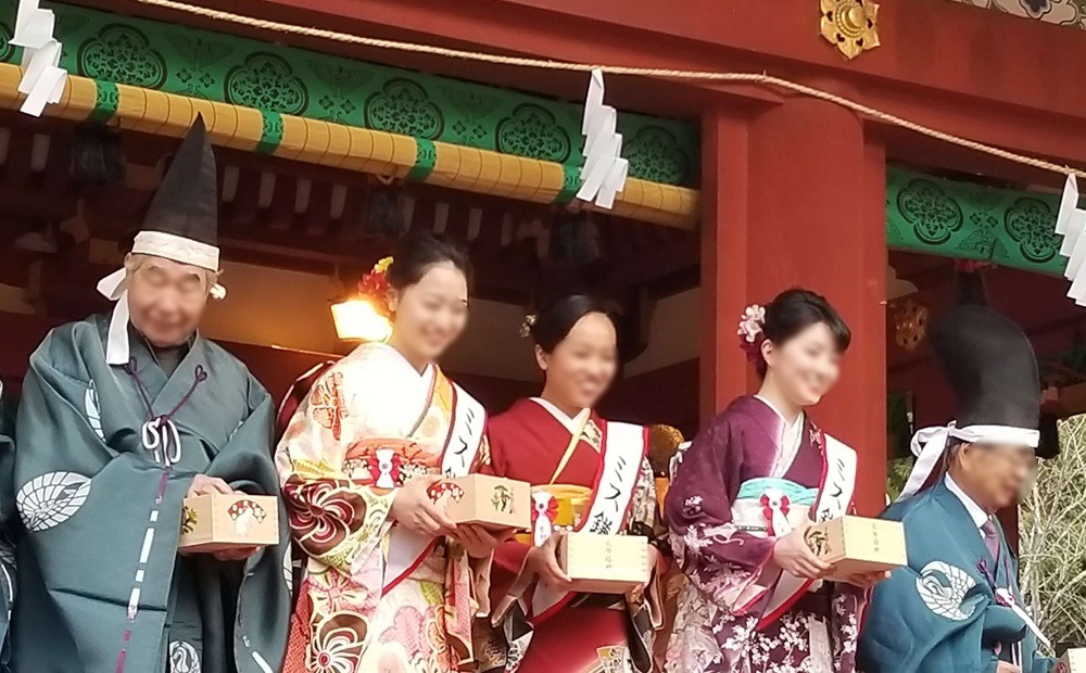 鶴岡八幡宮節分祭　舞殿から豆を撒く人達