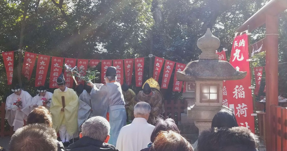 鶴岡八幡宮　丸山稲荷社初牛祭のお清めの様子