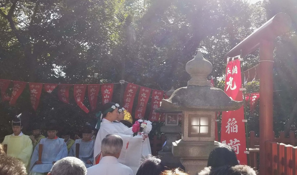 鶴岡八幡宮　丸山稲荷社初牛祭の巫女の踊りの奉納の様子