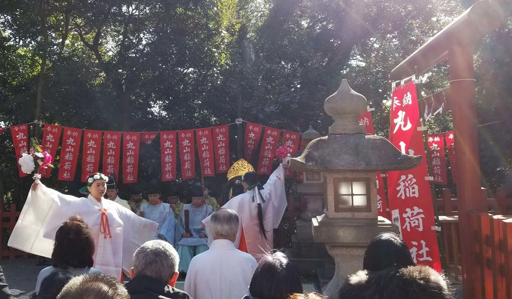 鶴岡八幡宮　丸山稲荷社初牛祭の巫女の踊りの奉納の様子